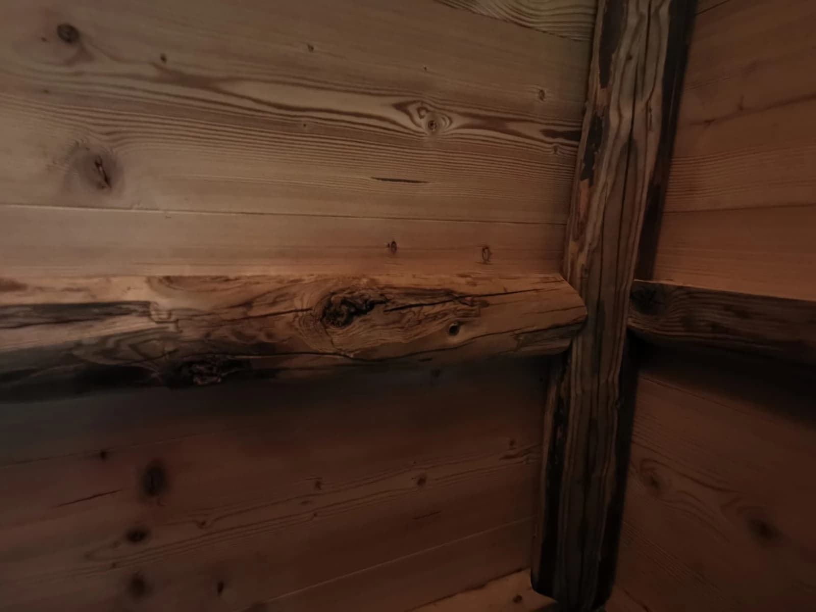 Rayonnages en vieux bois à Celliers