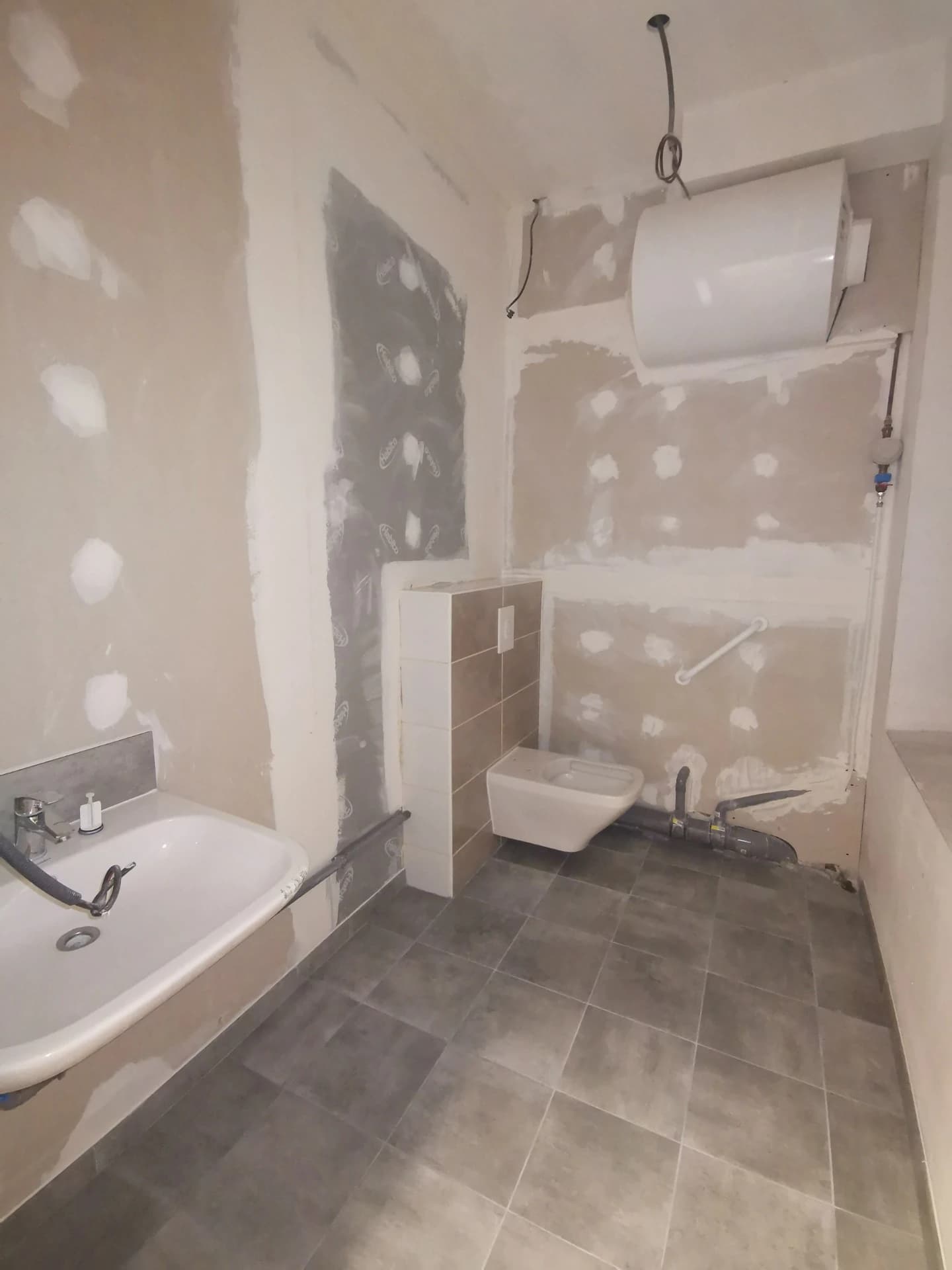 Pose d'un WC suspendu à Albertville – réalisation DOMINDY RÉNOVATION