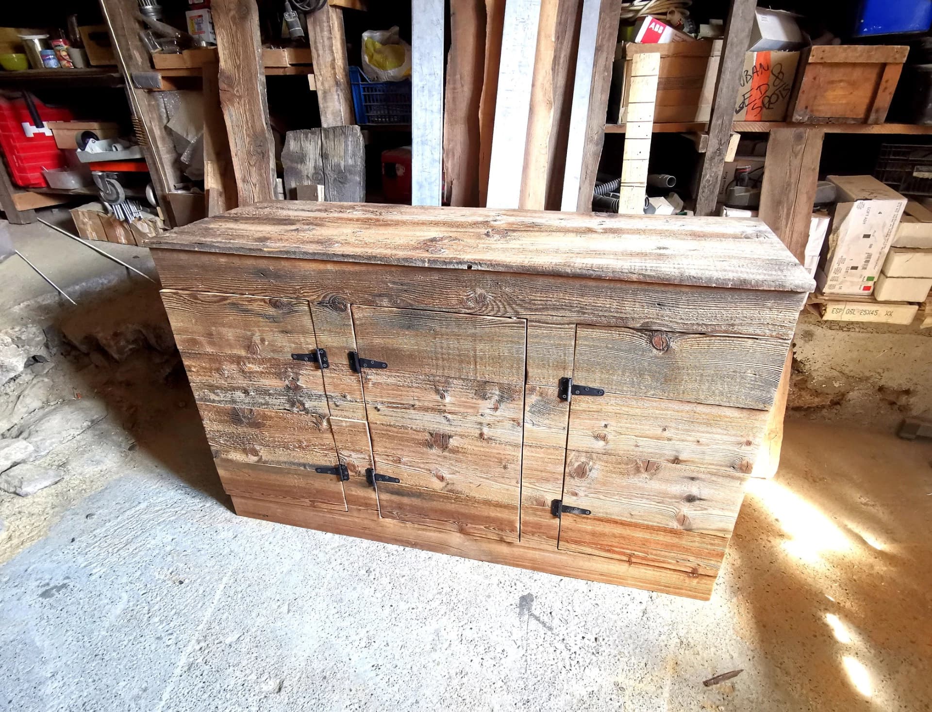 Meuble vasque sur-mesure en vieux bois à Celliers