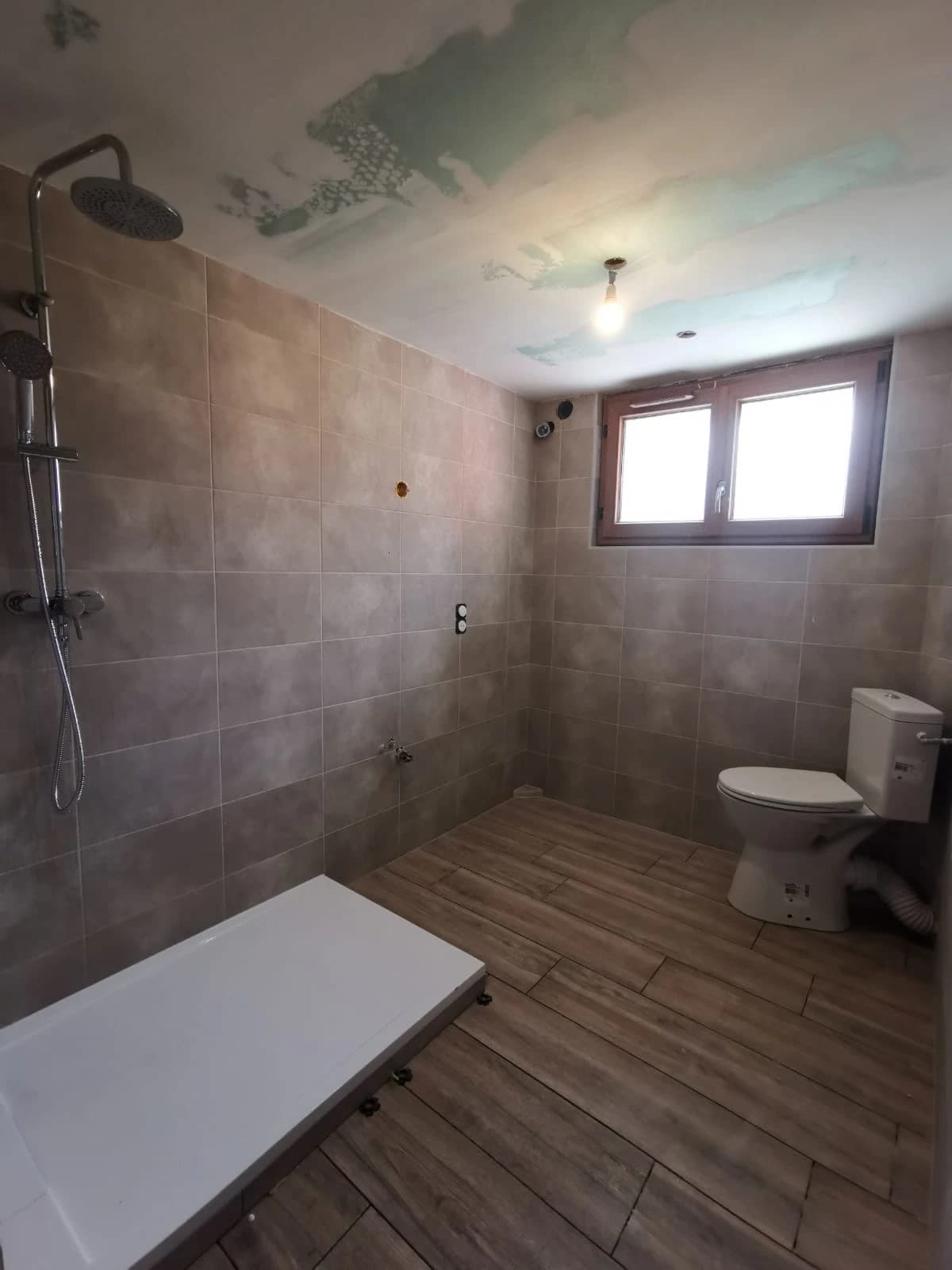 Pose d'un WC surélevé à Esserts-Blay – réalisation DOMINDY RÉNOVATION